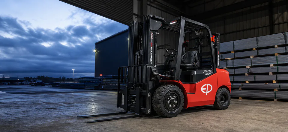 EP EFX5-351 3.5 tonne forklift in a steel warehouse at dusk